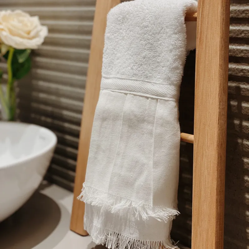 Kit baño con escalera y toalla blanca en Blanco - Decoración, Uruguay | Dreams On Time