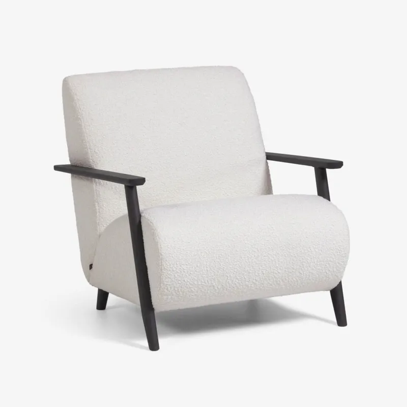 Butaca Meghan borrego - blanco y patas de madera maciza de fresno con acabado wengué en Blanco - Butacas, banquetas y puffs, Uruguay | Kavehome