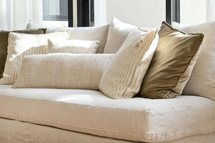 ALMOHADON LIRIO - 45 X 45 CMS en Beige - Textiles, Uruguay | La Iberica, vista 4