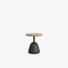Mesa redondo Saura de de madera de acacia acabado natural 48cm en Natural, Negro - Mesas de arrimo, Uruguay | Kavehome, vista 1 de 4