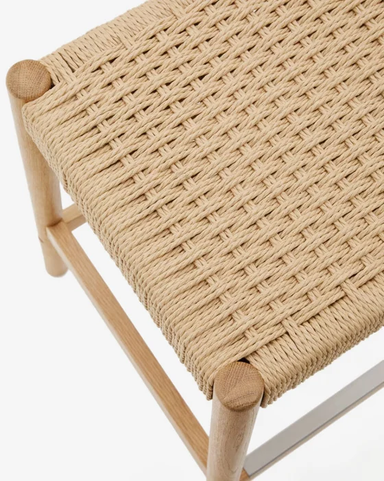 Taburete Yalia de madera maciza de roble con acabado natural y cuerda altura 65 cm FSC100% en Madera natural - Butacas, banquetas y puffs, Uruguay | Kavehome, vista 3