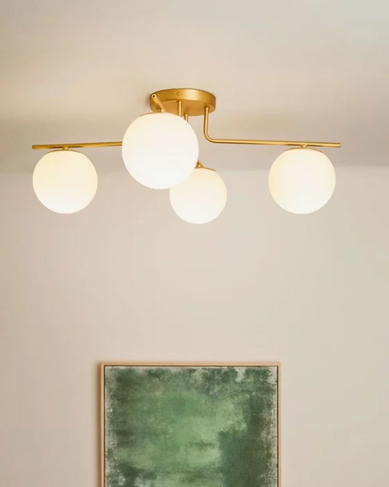 Lámpara de techo Brisia de metal con acabado latón cepillado y 4 bolas de cristal glaseado Ø15 cm en Dorado - Lámparas colgantes, Uruguay | Kavehome, vista 2