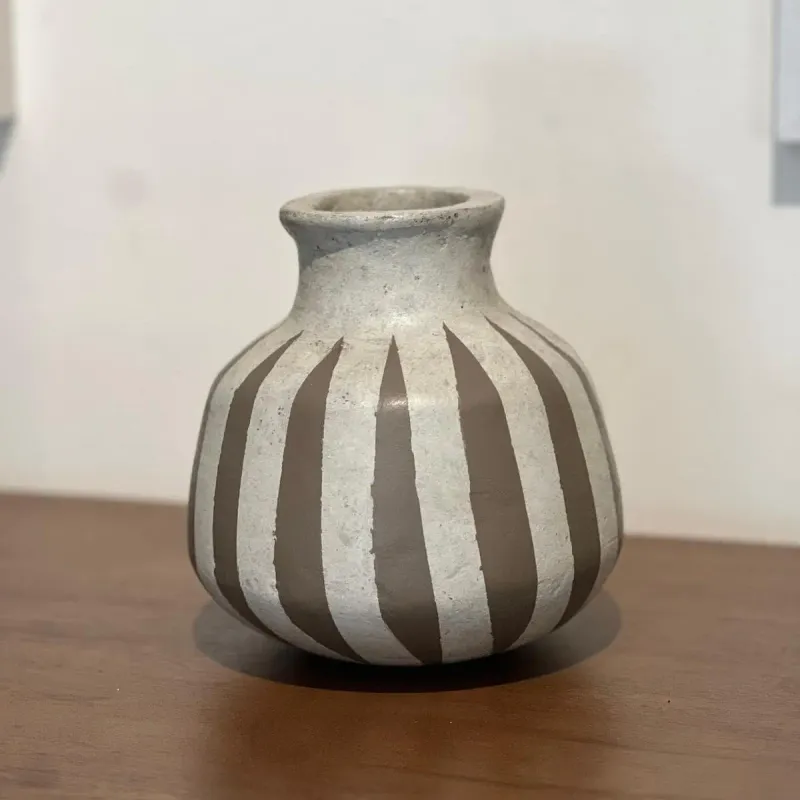 Botella baja rayas gris y marron en Multicolor - Jarrones, Uruguay | FMB