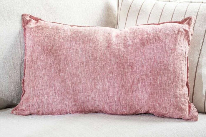 ALMOHADON PAZ - LINO DENIM CHERRY - 70 X 43 CMS - Textiles, Uruguay | La Iberica