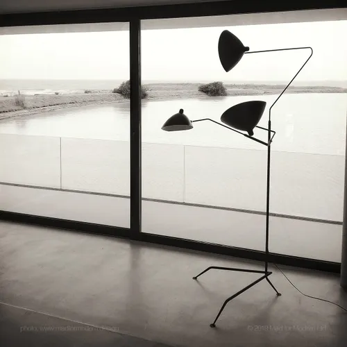 Lampadaire 3 Bras Pivotant | Serge Mouille en Negro - Lámparas de pie, Uruguay | Mad for Modern