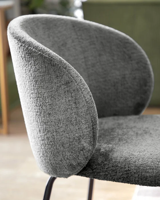 Silla Minna - de chenilla gris y patas de acero acabado negro en Gris - Sillas, Uruguay | Kavehome, vista 3