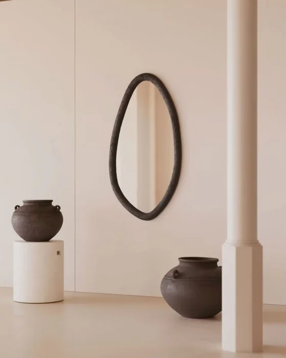 Espejo Magrit de madera maciza de mungur con acabado negro Ø 60 x 110 cm en Negro - Espejos, Uruguay | Kavehome, vista 2