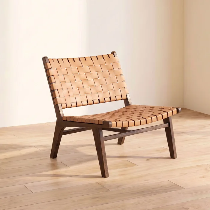 Butaca Cuero-y-madera Marron Kaia Taupe en Beige - Sillones y sofás, Uruguay | Divino