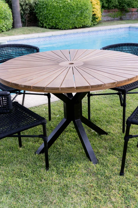 Mesa en madera de teca y caño de aluminio negro en Madera natural - Mesas de comedor, Uruguay | Entrecasa, vista 3