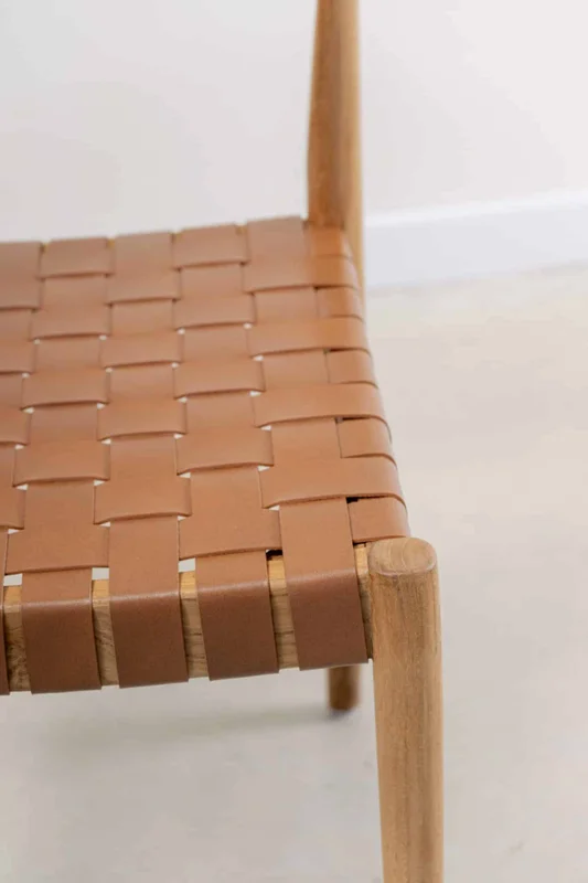 Silla en teca y cuero marrón en Madera natural - Sillas, Uruguay | Entrecasa, vista 4