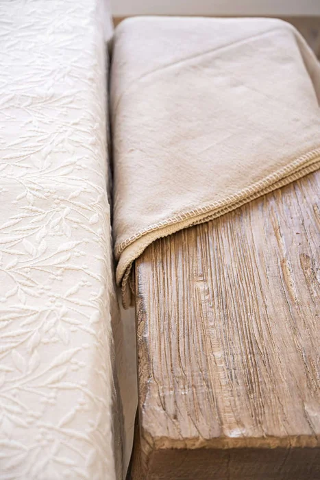 BANCO ISIDRO - OLMO - 1.10 X 33 en Madera natural - Butacas, banquetas y puffs, Uruguay | La Iberica, vista 3
