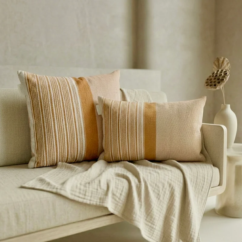 Almohadón Algodón Raya Beige y Tostado Cuadrado en Beige - Textiles, Uruguay | Indrana, vista 3