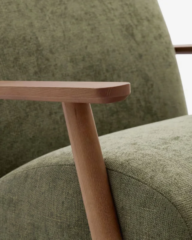 Butaca Meghan de chenilla - de chenilla verde y madera maciza de fresno con acabado nogal FSC Mix Credit en Beige - Butacas, banquetas y puffs, Uruguay | Kavehome, vista 4