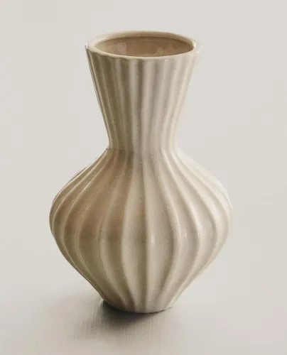 JARRÓN PEQUEÑO CERÁMICA ESMALTADA RAYAS en Beige - Jarrones, Uruguay | Zara Home