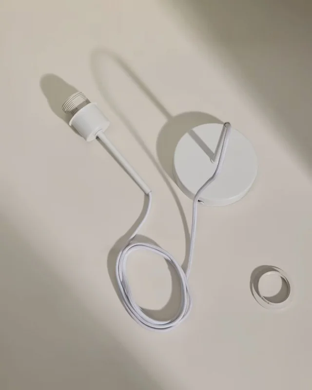 Montura para lámpara de techo Fulvia de metal con acabado - blanco en Blanco - Lámparas colgantes, Uruguay | Kavehome, vista 3