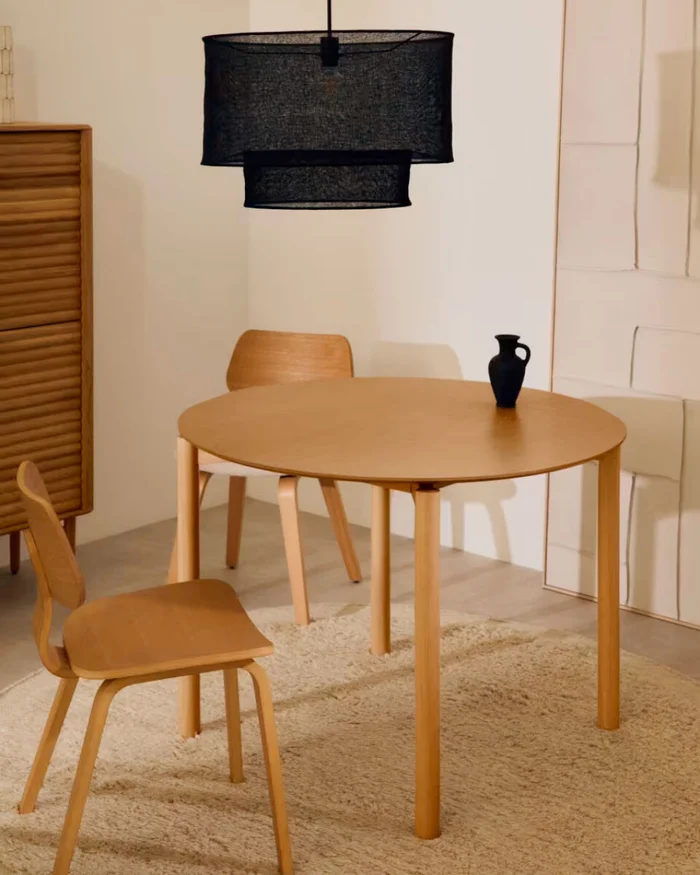 Mesa Indara - redonda de chapa de fresno y madera maciza de caucho con acabado tono natural Ø110cm en Madera natural - Mesas de comedor, Uruguay | Kavehome, vista 2