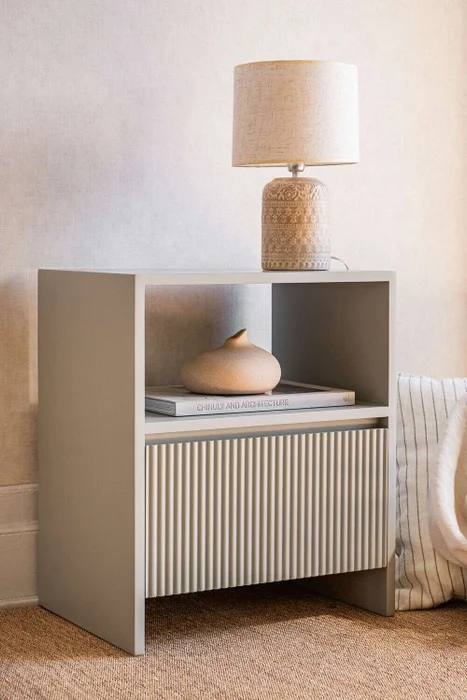 MESA DE LUZ STUDIO LAQUEADA - CALIZA en Gris - Mesas de luz, Uruguay | La Iberica