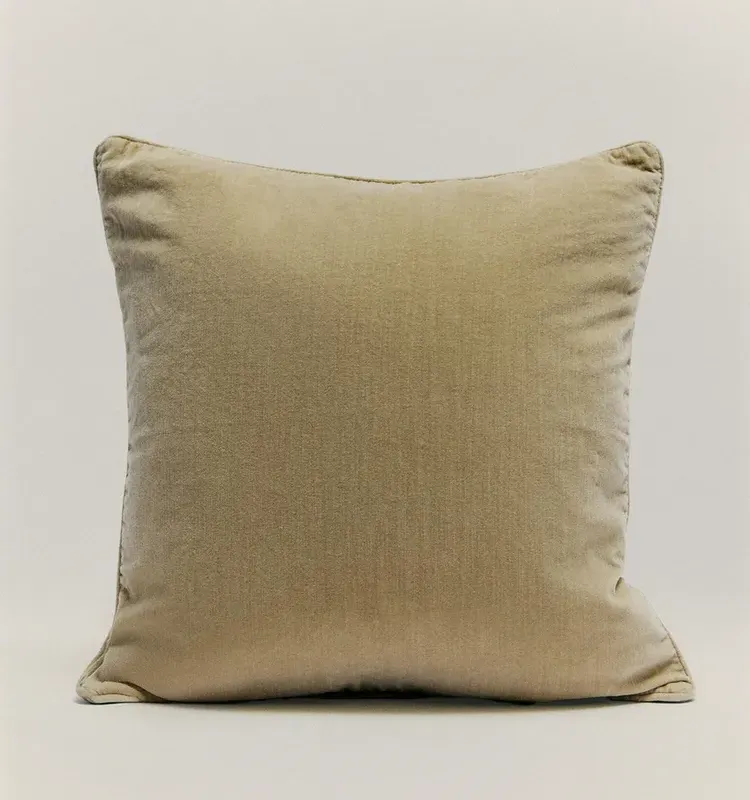 FUNDA COJÍN TERCIOPELO en Beige - Textiles, Uruguay | Zara Home