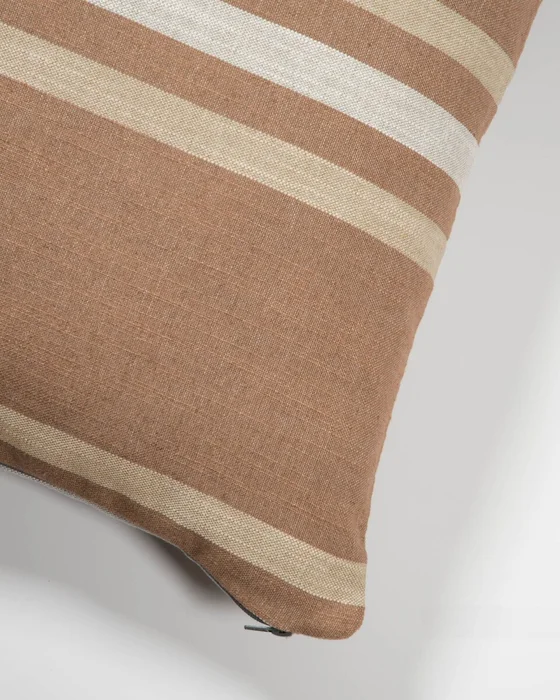 Almohadón Sydelle 60 x 60 cm de rayas - granate en Rojo - Textiles, Uruguay | Kavehome, vista 2