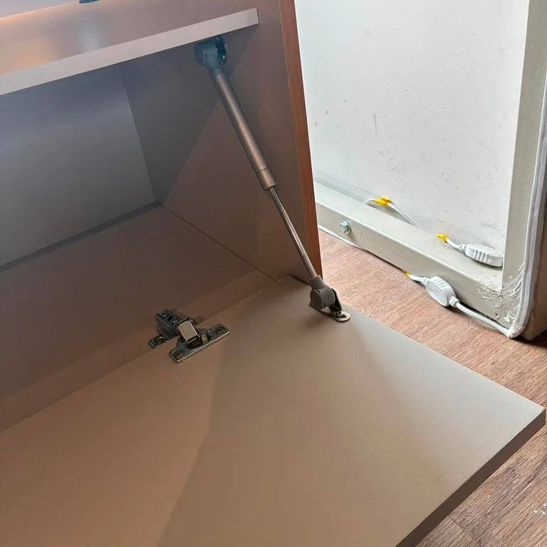 Rack para tv Dubai 180cm con Led - Patas en madera maciza en Madera natural - Muebles para TV, Uruguay | Balton, vista 6
