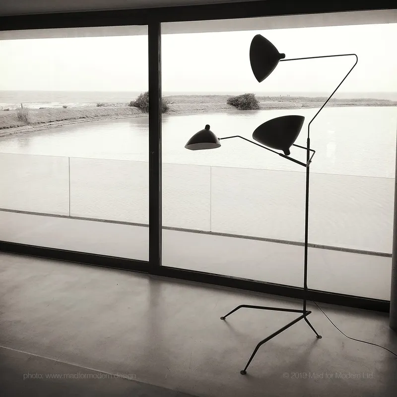 Lampadaire 3 Bras Pivotant | Serge Mouille en Negro - Lámparas de pie, Uruguay | Mad for Modern