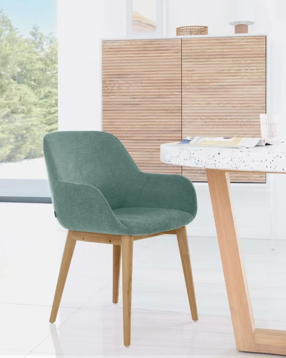 Silla Konna - verde y patas de madera maciza de fresno acabado oscuro en Verde - Sillas, Uruguay | Kavehome, vista 3
