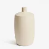 Jarrón Mireni de papel maché beige Ø 39 cm en Blanco - Jarrones, Uruguay | Kavehome, vista 1 de 9