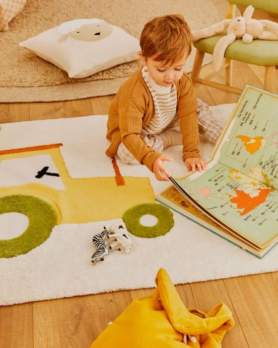 Alfombra Pecky 100% de algodón beige con tractor 90 x 150 cm en Multicolor - Alfombras, Uruguay | Kavehome, vista 2