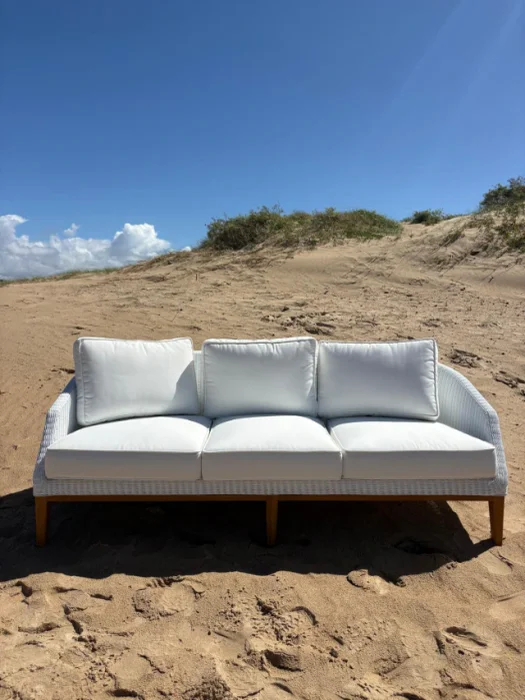 SOFA 3 CUERPOS GRACE C/ALMOHADONES en Blanco - Sillones y sofás, Uruguay | Sentido Jose Ignacio