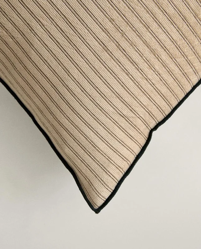 FUNDA COJÍN VELVET RAYAS en Beige - Textiles, Uruguay | Zara Home, vista 3