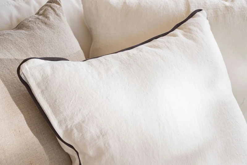 ALMOHADON AZUR CON VIVO - LINO BLANCO - 55 X 55 en Blanco - Textiles, Uruguay | La Iberica, vista 3