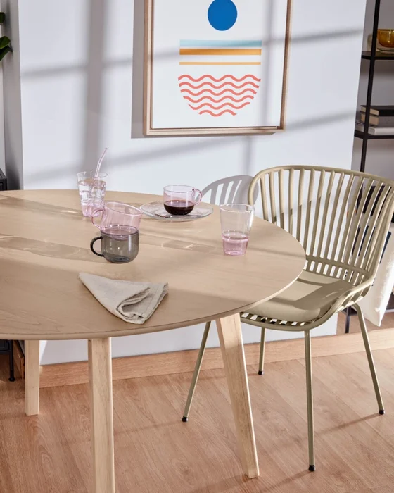 Mesa redonda Batilde madera maciza caucho con chapa de fresno Ø 120 cm en Madera natural - Mesas de comedor, Uruguay | Kavehome, vista 3