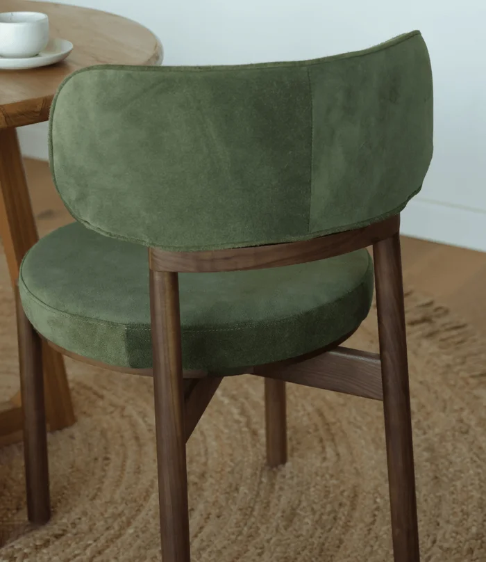 SILLA HILARIO NOGAL Y GAMUZA VERDE en Verde oliva - Sillas, Uruguay | Más Infinito Casa, vista 2