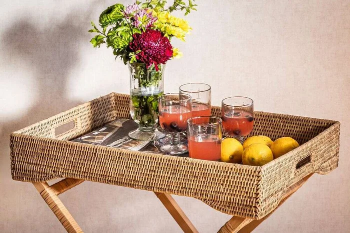BANDEJA DE RATTAN CON SOPORTE / MESA AUXILIAR / BARCITO NUDE en Madera natural - Mesas de living, Uruguay | La Iberica, vista 3