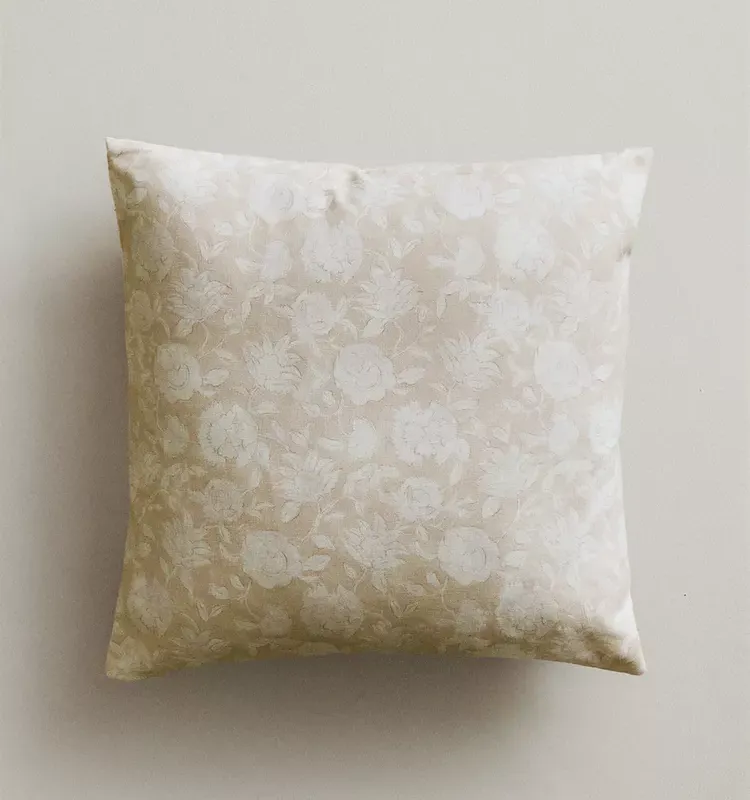 FUNDA COJÍN FLORES en Multicolor - Textiles, Uruguay | Zara Home