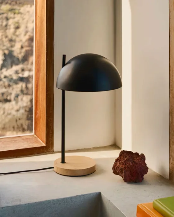 Lámpara de mesa Catlar de madera de fresno y metal - con acabado pintado negro en Negro - Lámparas de mesa, Uruguay | Kavehome, vista 2
