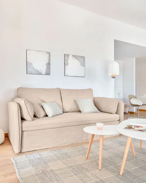 Sofá cama Tanit - beige y patas de madera maciza de haya con acabado natural 210 cm en Beige - Sillones y sofás, Uruguay | Kavehome, vista 2