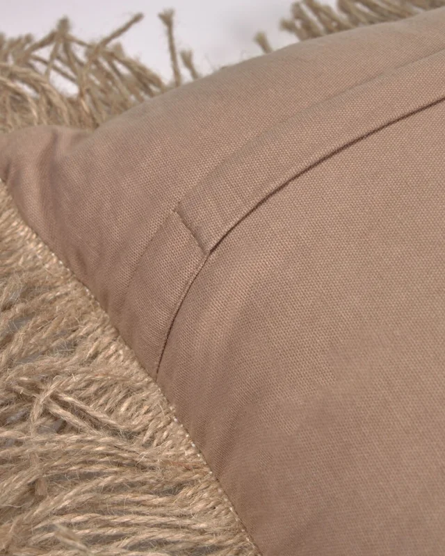 Almohadón Delcie de algodón beige con flecos de yute de 45 x 45 cm en Beige, Uruguay | Kavehome, vista 3