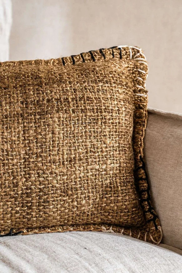 ALMOHADON CHOCOLATE TRAMA GRUESA - 30 X 50 CMS en Marrón - Textiles, Uruguay | La Iberica, vista 2