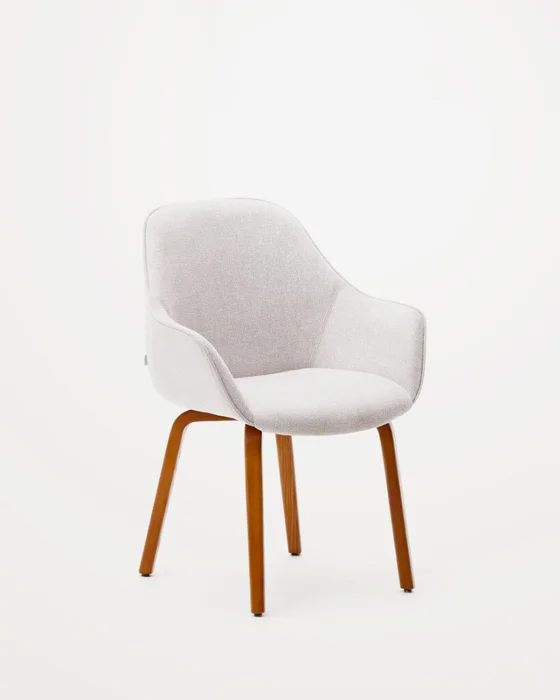 Silla Aleli de chenilla beige y patas de madera maciza de fresno con acabado nogal en Beige - Sillas, Uruguay | Kavehome