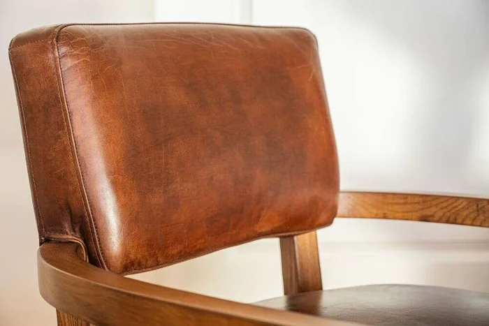 BUTACA WOOLY - WALNUT Y CUERO ITALIANO ENVEJECIDO en Marrón - Butacas, banquetas y puffs, Uruguay | La Iberica, vista 19