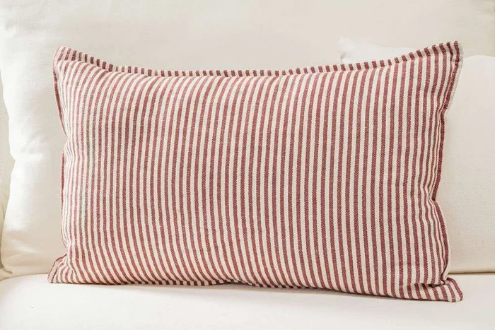 ALMOHADON LINO ALTO GRAMAJE RAYAS ROJAS - 70 X 43 CMS en Rojo - Textiles, Uruguay | La Iberica, vista 3