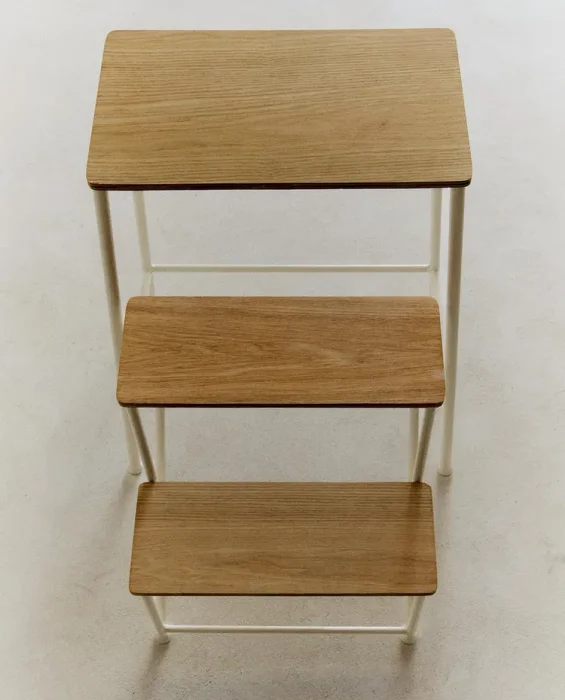 TABURETE ESCALERA TRES PELDAÑOS MADERA Y HIERRO en Madera natural - Aparadores y recibidores, Uruguay | Zara Home