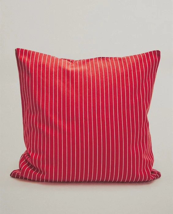 FUNDA COJÍN ALGODÓN RAYAS | KATHARINE POLE en Rojo - Textiles, Uruguay | Zara Home