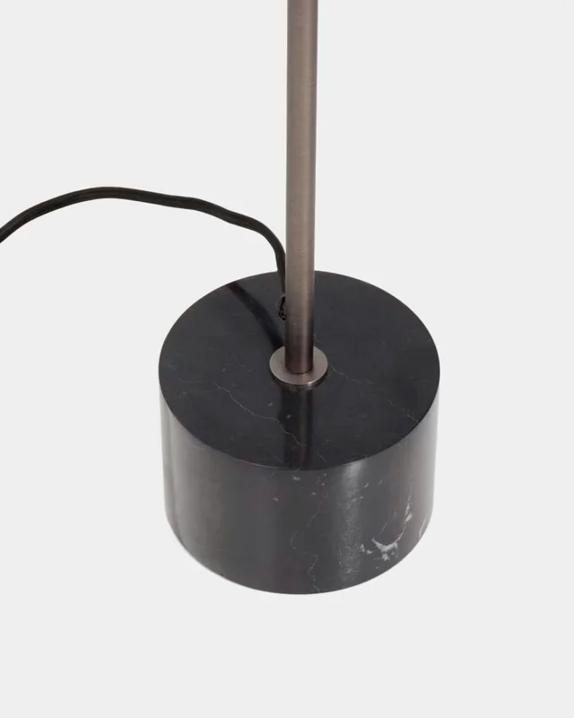 Lámpara de pie Lynor de acero cepillado - con base de mármol negro en Negro - Lámparas de pie, Uruguay | Kavehome, vista 6