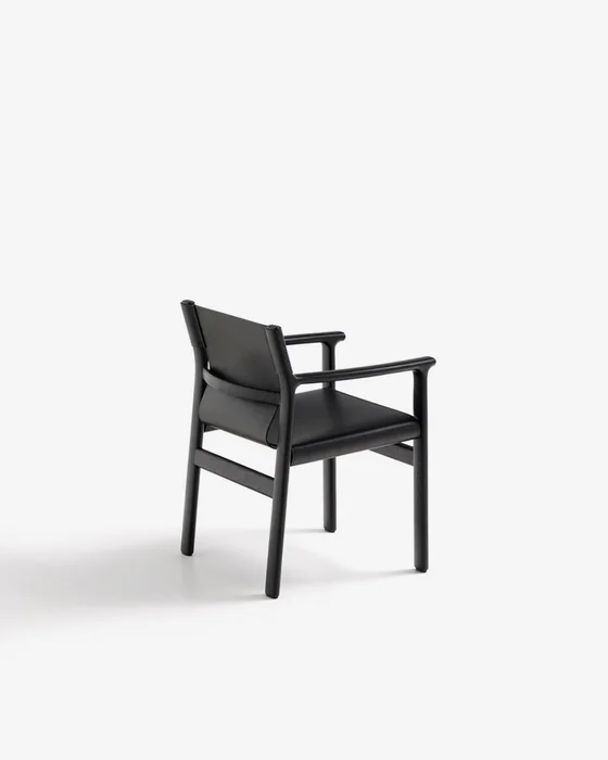 Silla Jan de fibras de cuero reciclado negro y madera maciza de fresno con acabado negro FSC 100% en Negro - Sillas, Uruguay | Kavehome, vista 7