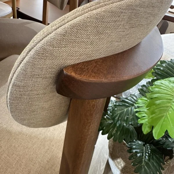Silla AXIS Roble Carvalho.Tela tostado en Visón - Muebles, Uruguay | Indrana, vista 2