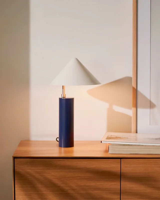 Lámpara de mesa Shiva de metal con acabado pintado azul y blanco en Azul - Lámparas de mesa, Uruguay | Kavehome, vista 3