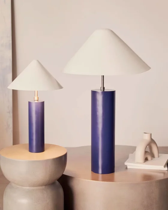 Lámpara de mesa Shiva de metal con acabado pintado azul y blanco en Azul - Lámparas de mesa, Uruguay | Kavehome, vista 2