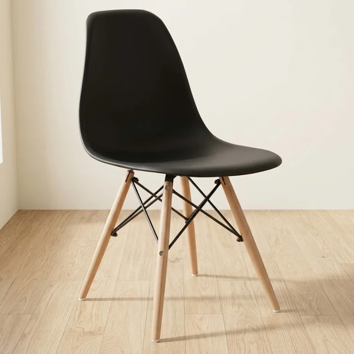 Silla De Comedor Polipropileno-y-madera Negro Estilo Eames en Negro - Sillas, Uruguay | Divino